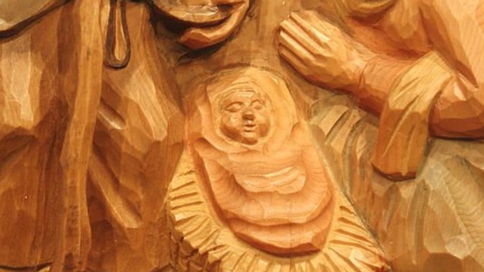 Hölzerne Krippendarstellung mit Maria, Josef und dem Jesuskind.