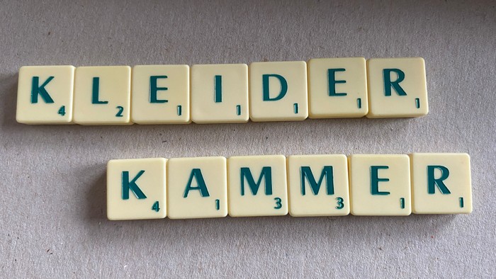 Die Buchstabensteine bilden die Wörter 