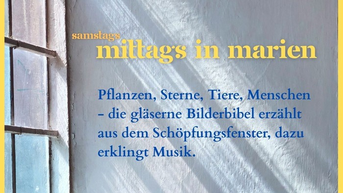 Durch ein Kirchenfenster fallen Lichtstrahlen. Das Bild enthält die Informationen zur Andachten über die Glasfenster in der Marienkirche. Sie finden jeden Augustsamstag um 12.00 Uhr statt.