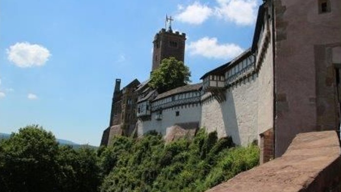 Bild einer Burg aus dem Plakat für den Jung & Alt Gottesdienst „Die Burg“ oder Wo bin ich sicher?