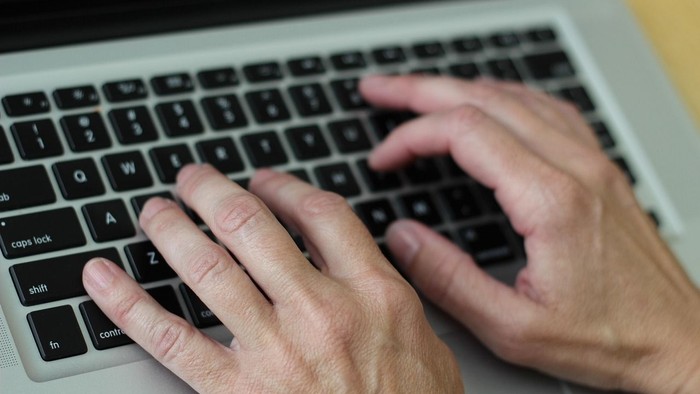 Hände auf Laptoptastatur