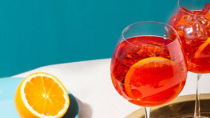 Zwei Aperol Spritz mit Orangen in Gläsern auf Tablett