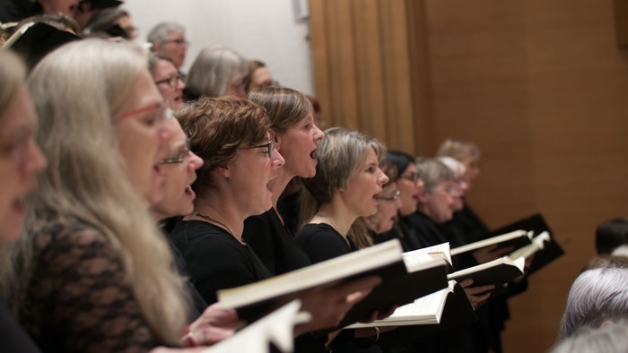 Ein Chor singt in einem Raum
