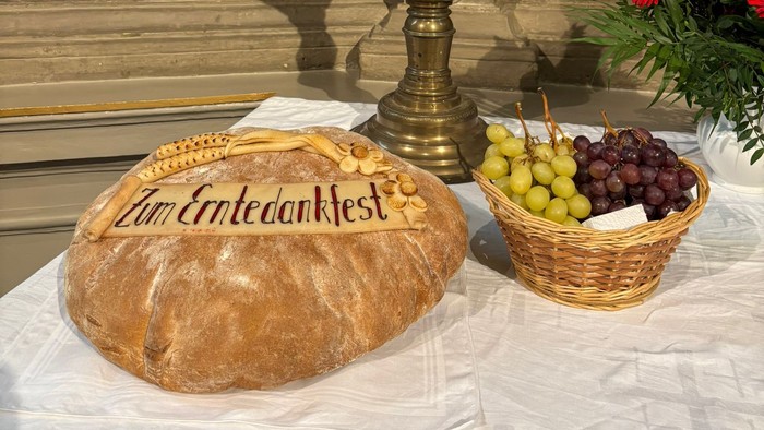 Dekoriertes Brot mit Schriftzug 