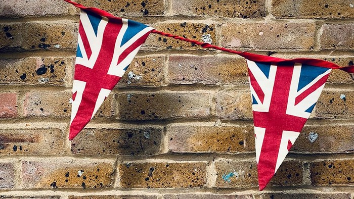 Union Jacks vor Backsteinmauer