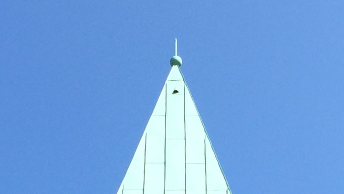 Kirchturmspitze vor strahlendblauem Himmel