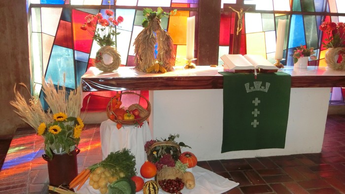 Bunt geschmückte Kirche mit Obst und Gemüse auf dem Altar