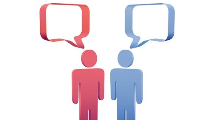 Zwei Personen in Gespräch