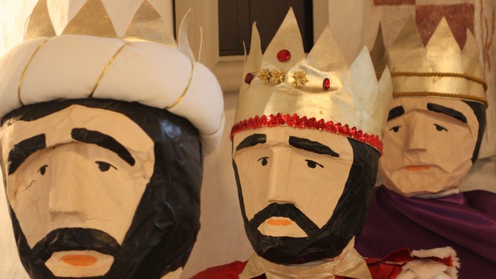 Tre papirpuppet af konger med kroner og barter