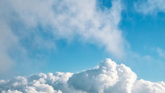 Weiße Wolken vor blauem Himmel