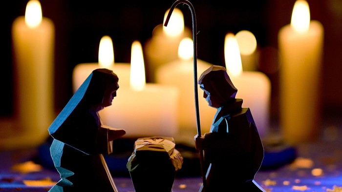 Drei Figuren vor Kerzen, Weihnachtskrippe