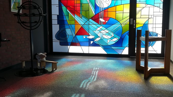 Bunter Glasfenster in modernem Raum mit farbigem Boden