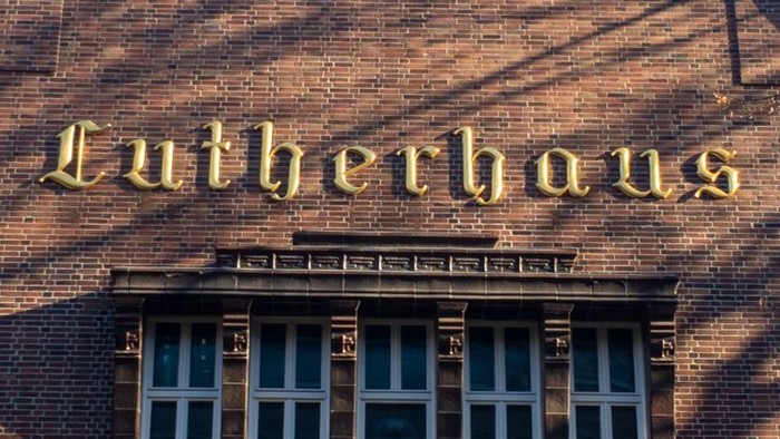 Das Bild zeigt das Lutherhaus mit seinem markanten Dach und den großen Fenstern.