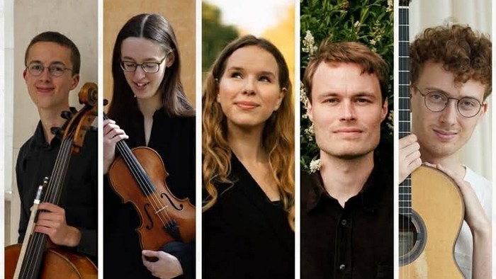 En gruppe på fem musikere, der hver holder forskellige strengeinstrumenter, og smiler til kameraet.