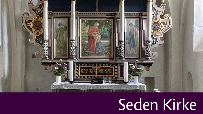 Altarsenk i kirke med religiøse billeder og blomster.