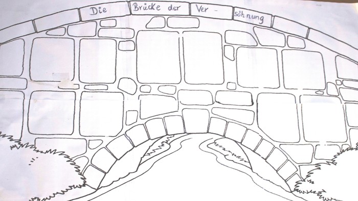 Zeichnung eines Brückendamms mit Steinen und Wasser darunter