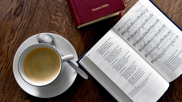 En bog, en kaffekop og en lille skøn.