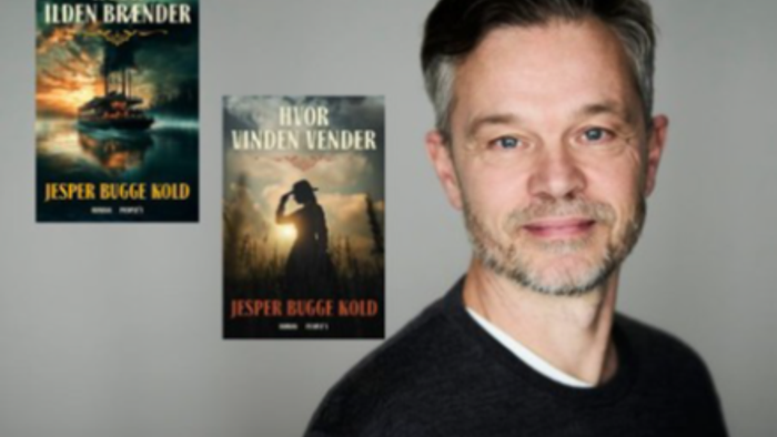 En mand står foran to bøger med titlen
