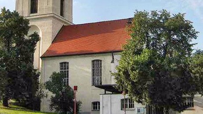Kirche in Lebus. Blick auf Südseite und Turm.