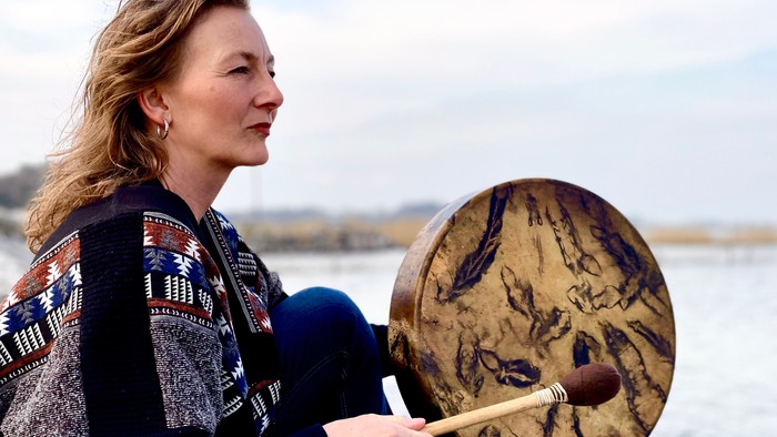 Kvinde, der spiller tromme på vandet