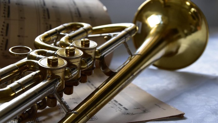 Et blæserinstrument med noter.