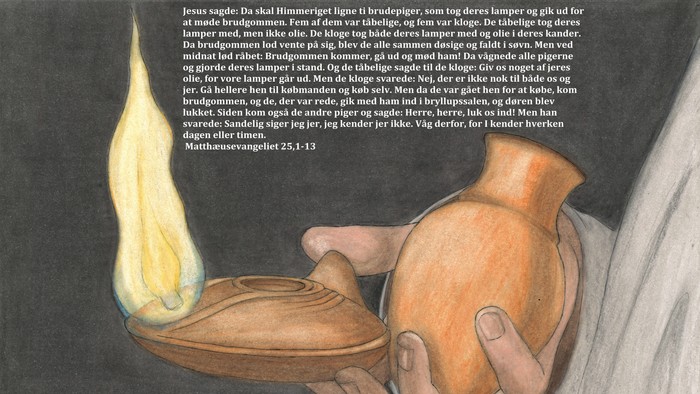 Hånd, der holder en lerkrukke med en flamme over den, ledsaget af tekst på et andet sprog.