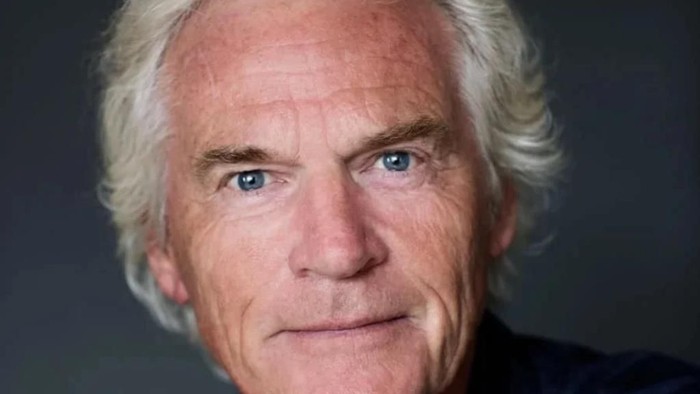 En eldre mand med lyseblonde hår og blå øjne.