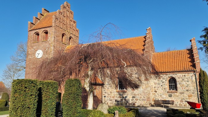 Oppe Sundby Kirke fra syd