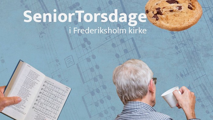 Ældre mand, der læser en bog og drikker kaffe, med en kage i nærheden.