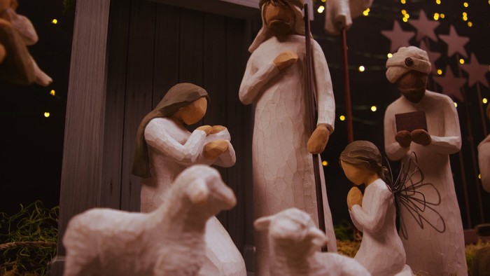 Die Krippe zeigt Jesus, Maria, Josef und Tiere vor einem Stall.