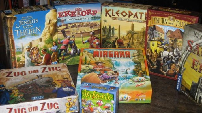 Viele verschiedene Gesellschaftsspiele auf einem Tisch