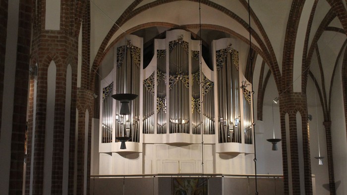 Große Kirchenorgel unter einem hohen Gewölbe