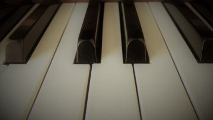 Die Tasten eines Klaviers im Fokus