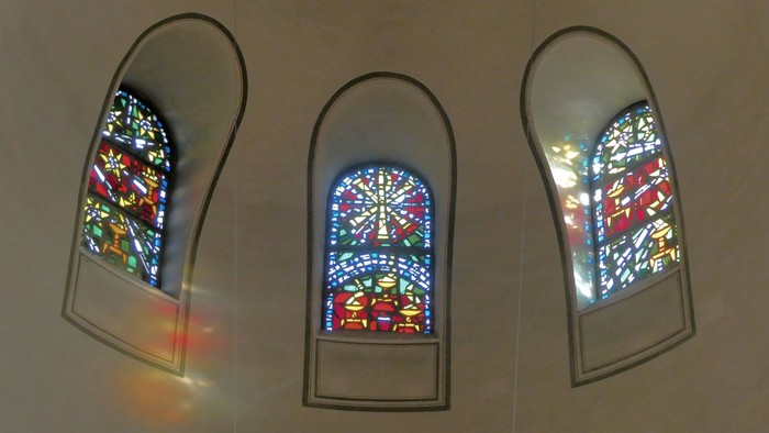 Drei bunte Kirchenfenster an der Wand