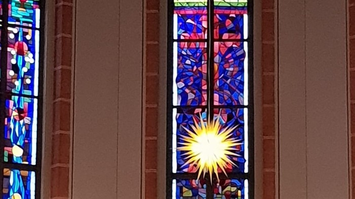 Bunte Kirchenfenster mit Sonnenmotiv