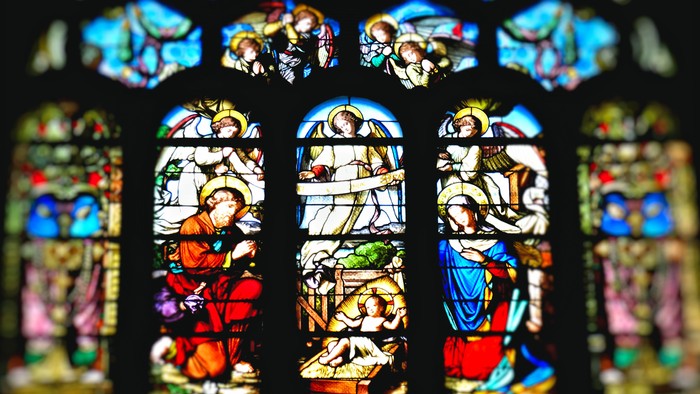 Buntes Kirchenfenster mit biblischen Szenen