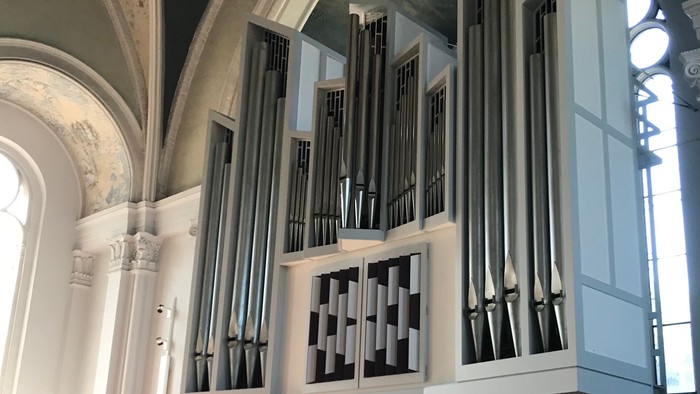 Große Kirchenorgel mit mehreren Manualen und Pedalen in einem großen Saal