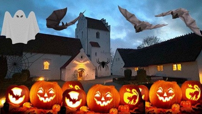 En rekke udskårene pumpker foran spøgelsesagtige huse med fluer og en spøgelse.