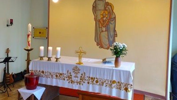 Ein Altar in einer Kirche mit einer Darstellung der Jungfrau Maria und Jesus.