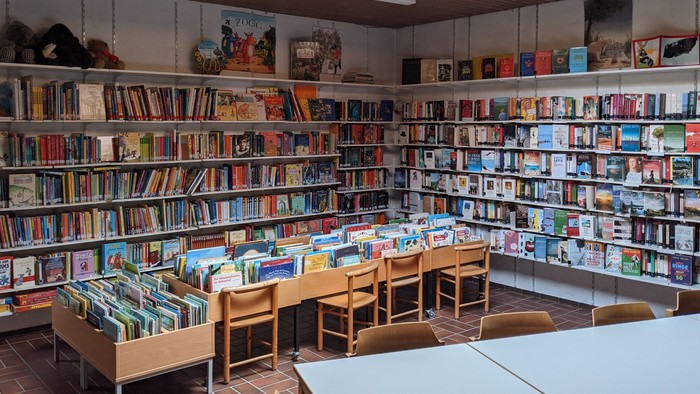 Bibliothek mit vielen Bücherregalen und Tischen