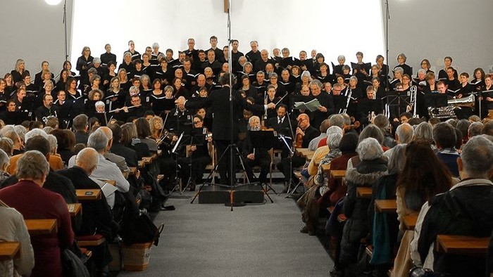 Großer Chor und Orchester proben in heller Halle
