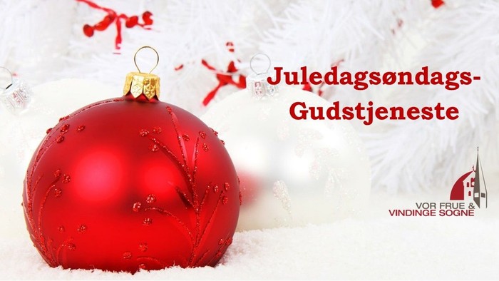 Rød juledekorationskugle på snø med tekst