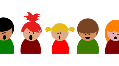 Fire børn med forskellige hårfarver og klæder, alle med åbne munder som synes at synge