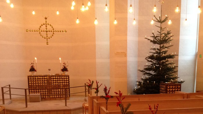 Kirkes indre med julestænde og lys