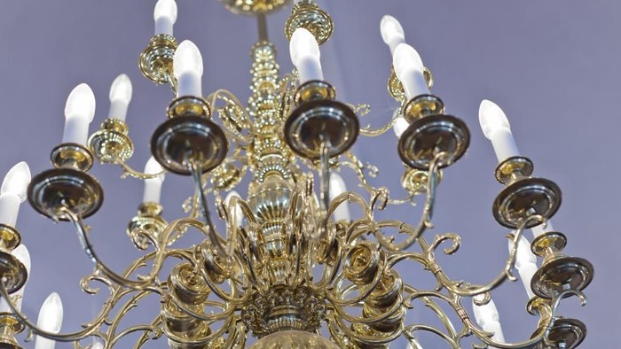En stor og smuk kronespis med mange lys.