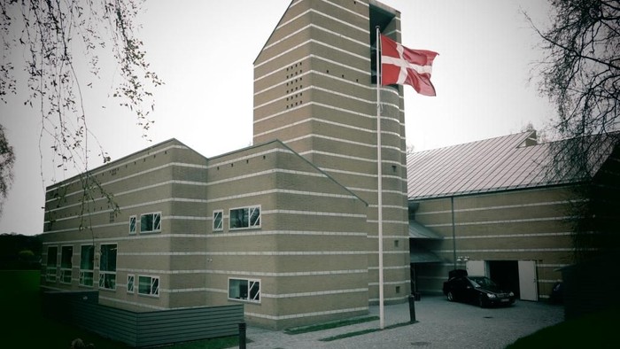 Dansk flag på moderne bygning