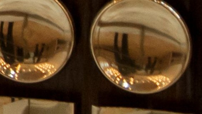 En smykket juledekorationsopstilling med lysestage og lille juletræer