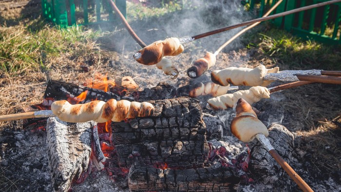 Grillede pølser og kødetabler over åben ild