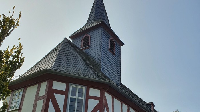 Das Bild zeigt ein traditionelles Fachwerkhaus mit einem markanten Turm.