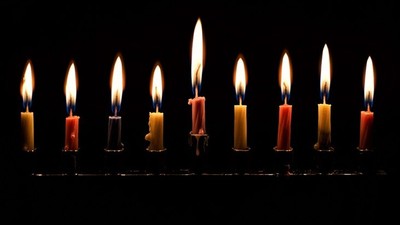 Ni lysende lygter i mørke rum